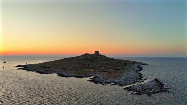 Sorvolo con drone dall'alto nel golfo di isola delle femmine al tramonto con vista su isolotto