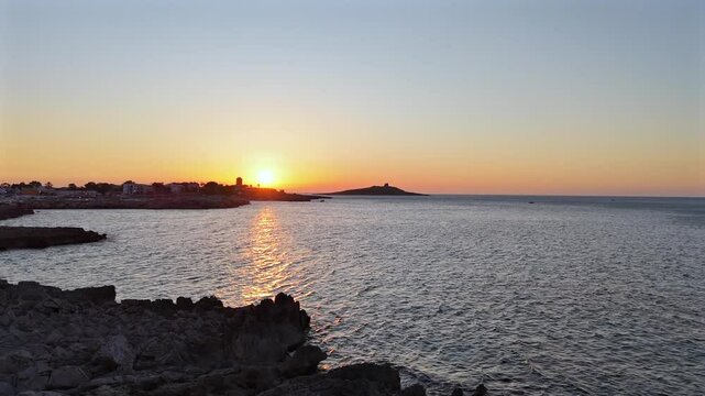 Sorvolo con drone dall'alto nel golfo di isola delle femmine al tramonto con vista su isolotto