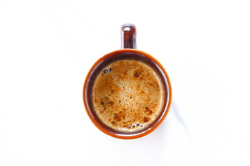 淹れたてのコーヒー（カフェラテ）が入ったマグカップを、真上から俯瞰した画像
