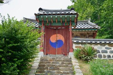 Gate to Samchungsa Temple