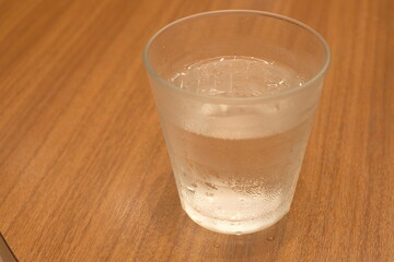 glass of water on wooden table
カテゴリー1
