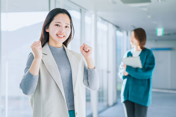 ガッツポーズする女子大学生
Female college student posing in a fist pump