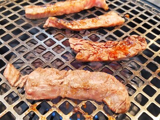 香ばしく焼きあがる焼肉