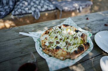 野外で食べるピクルス入りピザ
