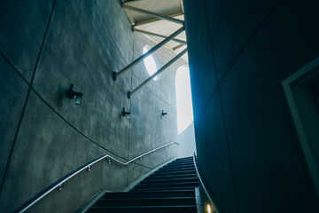 コンクリ―の芸術的な階段
