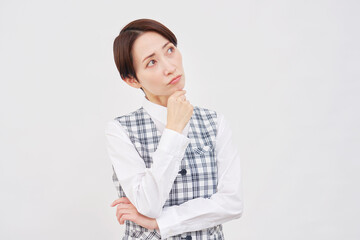 女性　事務員　考える　白背景