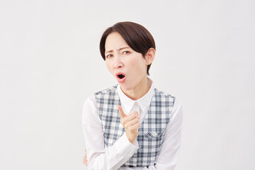 女性　事務員　叱る　白背景