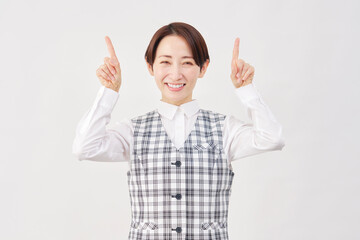 女性　事務員　上を指差す　白背景