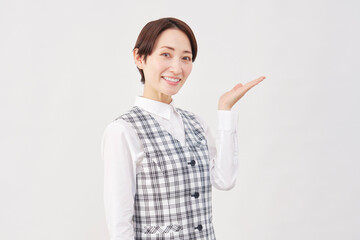 女性　事務員　手のひらで右側を指す　白背景