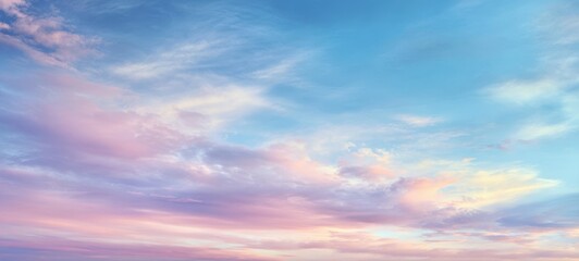 Obraz premium The vibrant sky showcasing pastel clouds during a serene sunset atmosphere.
