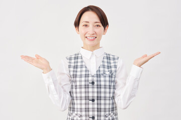 女性　事務員　手のひらで左右を指す　白背景