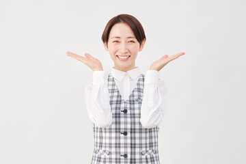 女性　事務員　手のひらで左右を指す　白背景