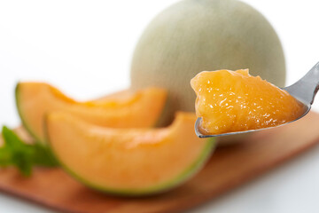 果物_みずみずしい赤肉メロン