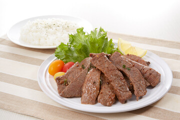 美味しそいに皿盛りされた焼肉