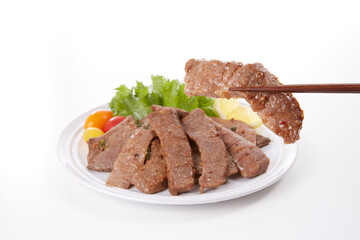 美味しそいに皿盛りされた焼肉