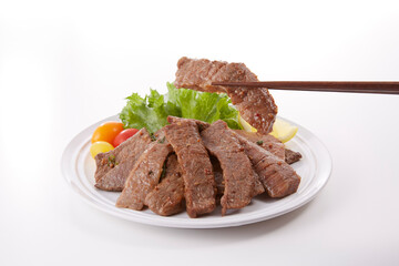 美味しそいに皿盛りされた焼肉