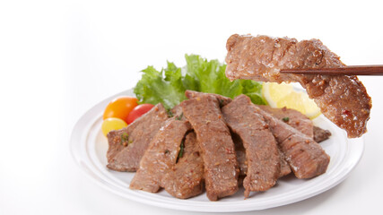 美味しそいに皿盛りされた焼肉