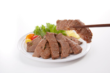 美味しそいに皿盛りされた焼肉