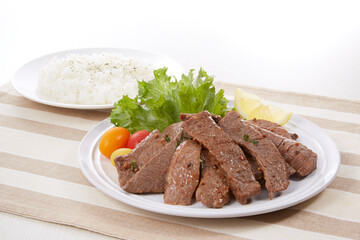 美味しそいに皿盛りされた焼肉