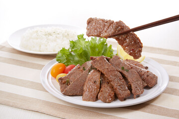 美味しそいに皿盛りされた焼肉