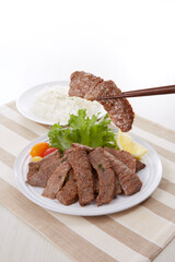 美味しそいに皿盛りされた焼肉