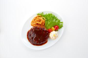 美味しそうに皿盛りされたハンバーグ