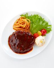 美味しそうに皿盛りされたハンバーグ