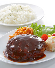 美味しそうに皿盛りされたハンバーグ