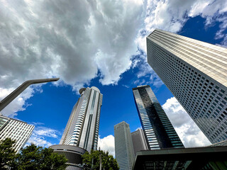 新宿の高層ビルと青空と白い雲、昼