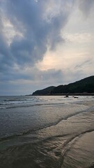 서해의 저녁 바다와 고요한 해안선