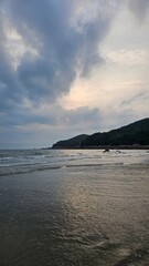 서해의 저녁 바다와 고요한 해안선