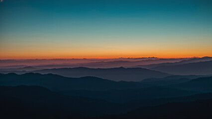 Fototapeta premium Stunning Mountain Landscape at Sunset with Vibrant Colors