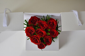 Elegant floral box with mixed roses
