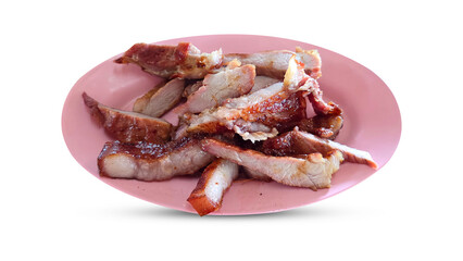 Juicy slices of Thai grilled pork neck, known as “คอหมูย่าง,” served on a pink plate over a wooden dining table