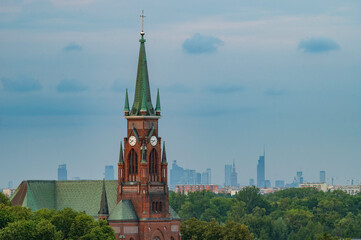 Neogotycka wieża kościoła Najświętszego Serca Jezusowego na Górce Żabikowskiej z panoramą...