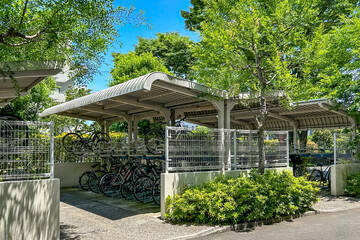 自転車が並ぶマンションの駐輪場