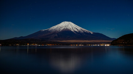 山中湖から見る夜の富士山