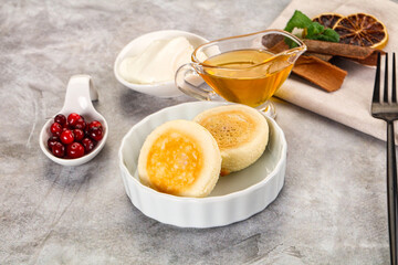 Roasted cheesecakes - Syrniki with honey