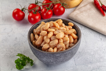 Canned white beans in the bowl