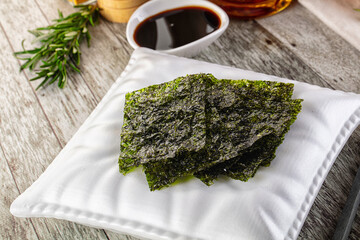 Seaweed roasted nori chips heap
