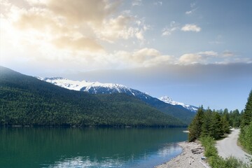 Naklejka premium Lake and mountains against sky