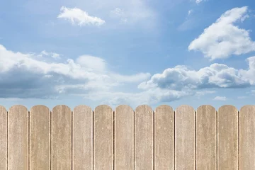 Schilderijen op glas Flat design vertical wooden slat fence is stretching under bright blue sky dotted with clouds © vectorfusionart