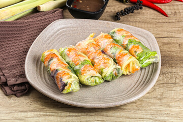 Vietnamese spring roll with prawn and mango