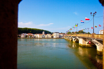 Widok na kamienny most i panoramę miasta, Pireneje Atlantyckie, Bayonne, Francja,  View of the stone bridge and the city skyline, Pyrenees-Atlantiques, Bayonne, France