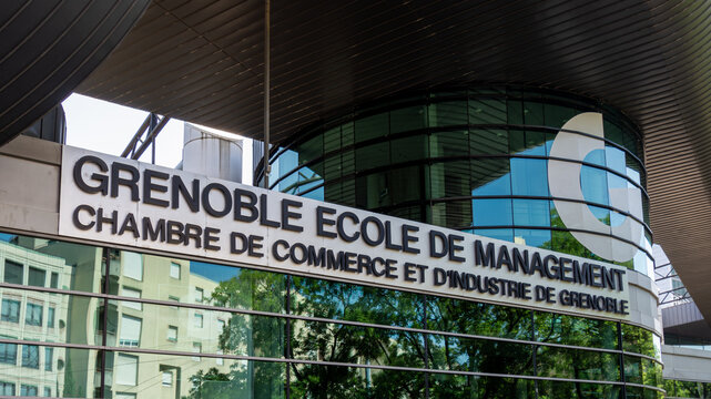 Grenoble, France - 5 juillet 2025: Enseigne et logo sur le si&egrave;ge de Grenoble Ecole de Management (GEM),  &eacute;cole de commerce fran&ccedil;aise proposant un enseignement au management et &agrave; l'entrepreneuriat