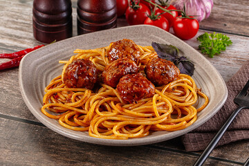 Meatballs with tomato sauce and spaghetti