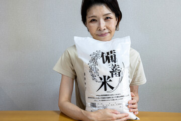 備蓄米を抱く女性