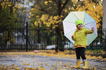 Children walk in the autumn park