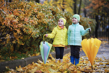 Children walk in the autumn park