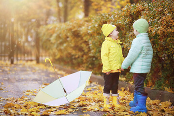 Children walk in the autumn park